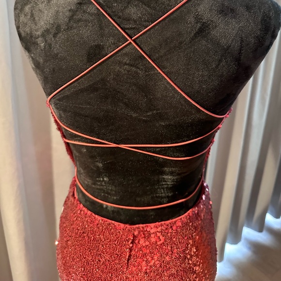 Burgundy sequin formal dress - Picture 3 of 8